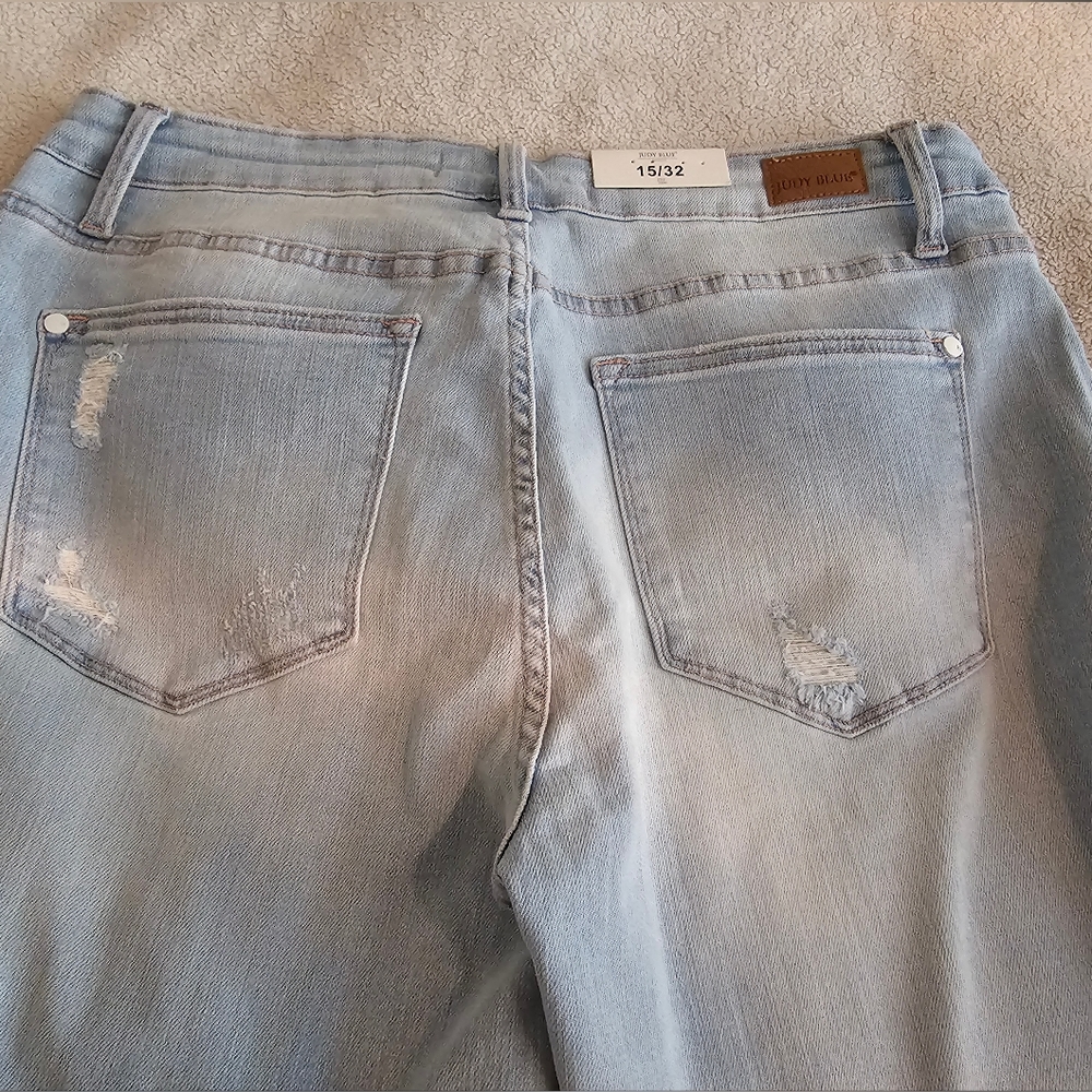 NWT Judy Blue 15 Mid-Rise Distressed Boyfriend Capris in Light Wash - Picture 4 of 7